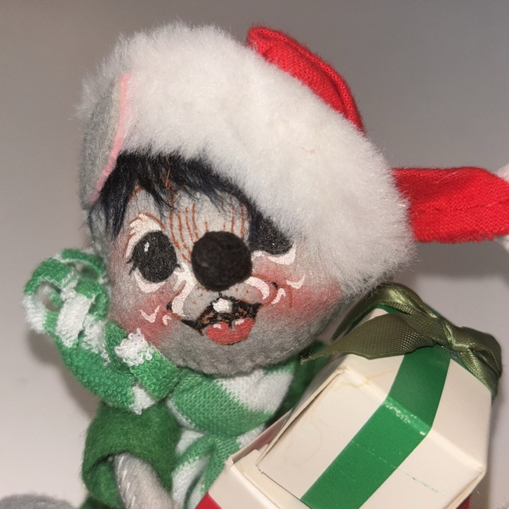 ANNALEE 1986 Annalee Christmas Mouse with Presents Doll VINTAGE CHRISTMAS MOUSE